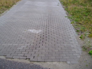 Kørespor i indkørsel.